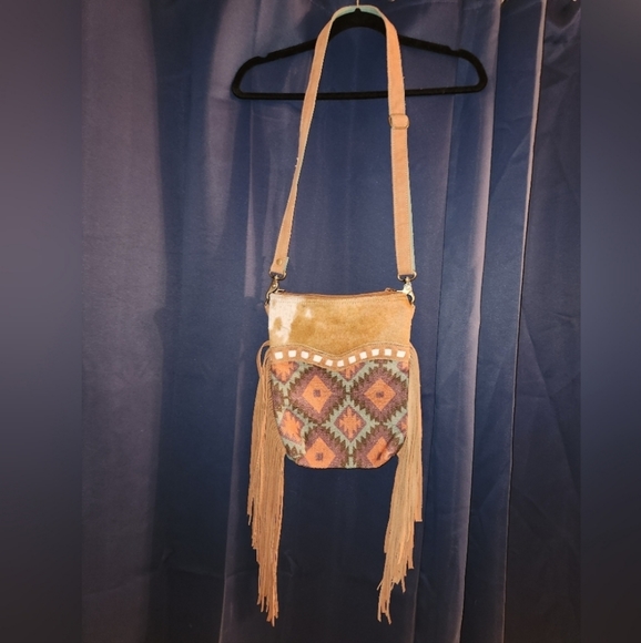 Olay nwot canvas pattern leather detail crossbody w/ fringe - Picture 2 of 11
